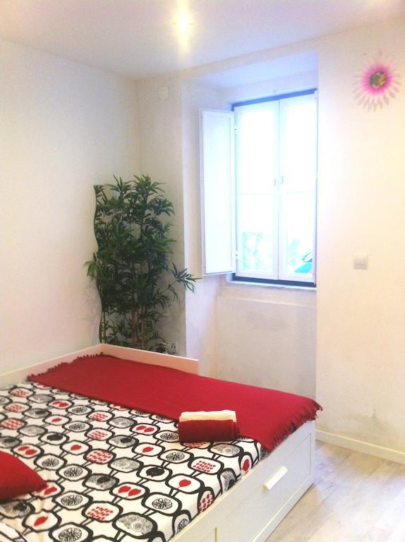 New House Design, Typical Lisbon Apartment Room photo